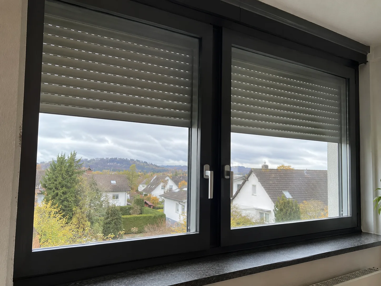 Beispielfoto: Fensterrahmen und Rollladenstoren