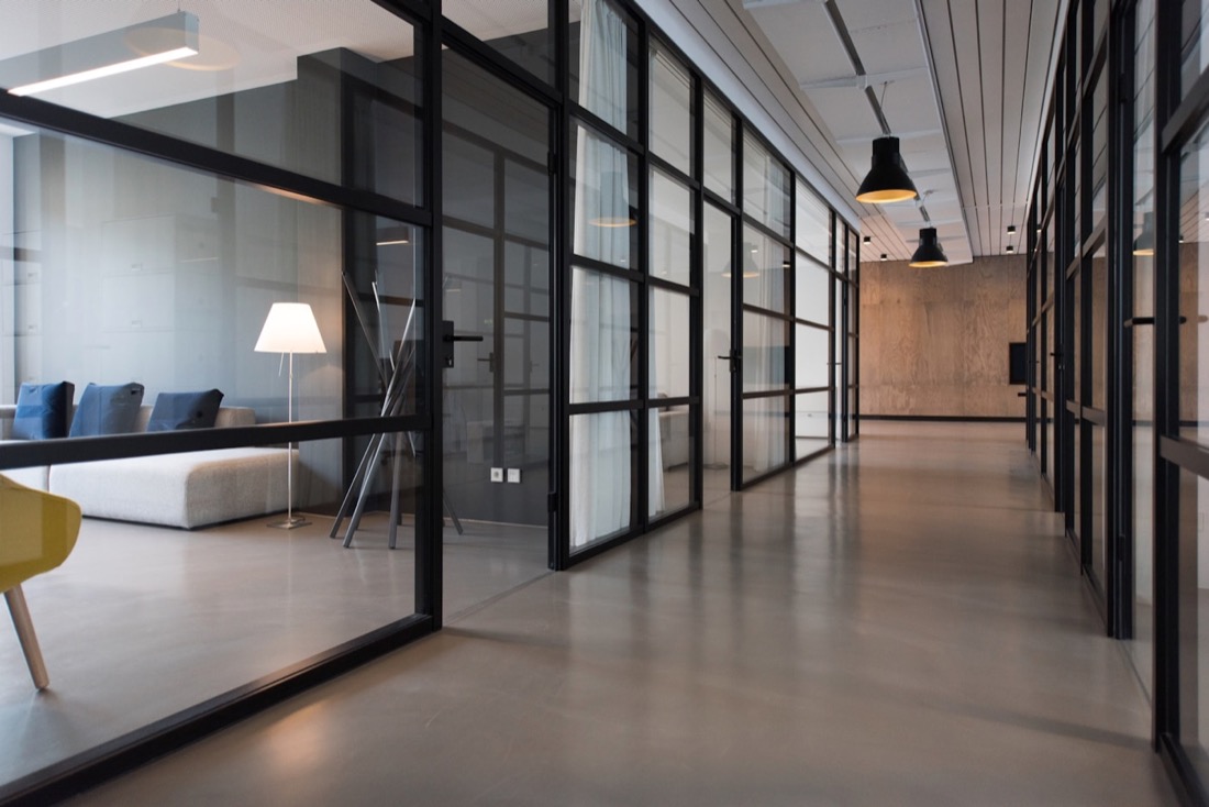 Moderne Glasflächen und Trennwände in einem Gewerbebetrieb