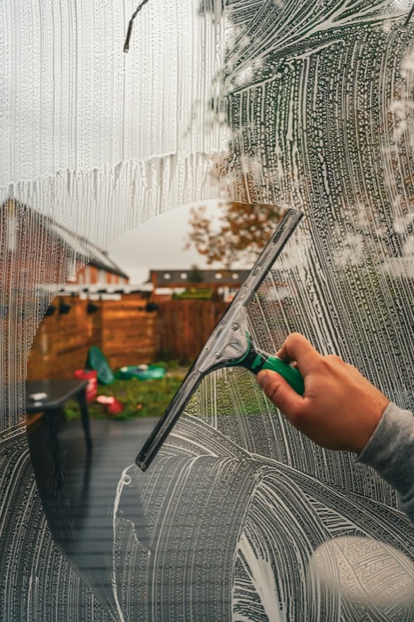 Fensterreinigung mit Abzieher – streifenfreies Ergebnis