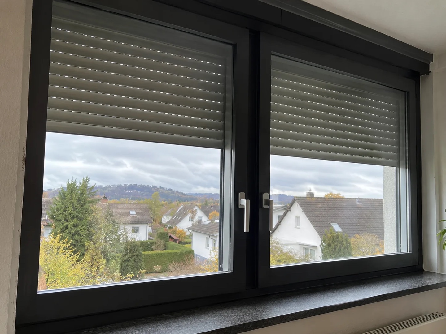 Rollladenstoren an einem Wohnfenster – Beispiel für gut erreichbare Storen